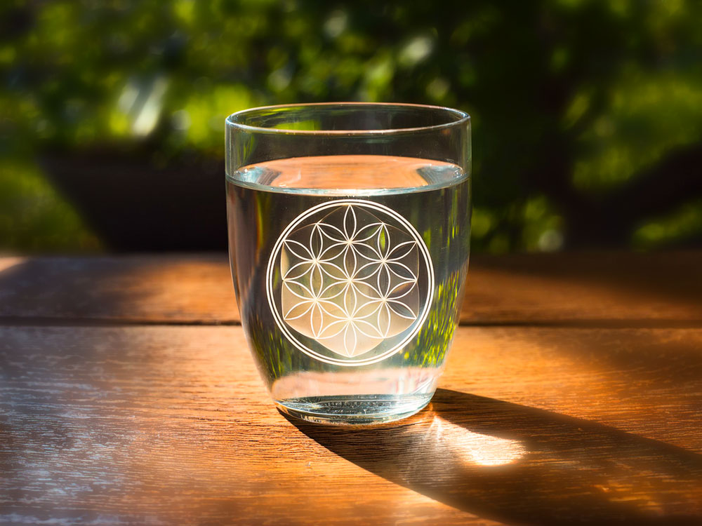 Wasserglas mit der Blume des Lebens