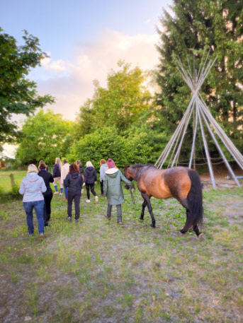 Die Teilnehmerinnen beim Präsenzwochenende auf dem Reitplatz beim Lindenhof in Vogt