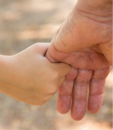Eine Kinderhand, die den kleinen Finger eines Erwachsenen hält